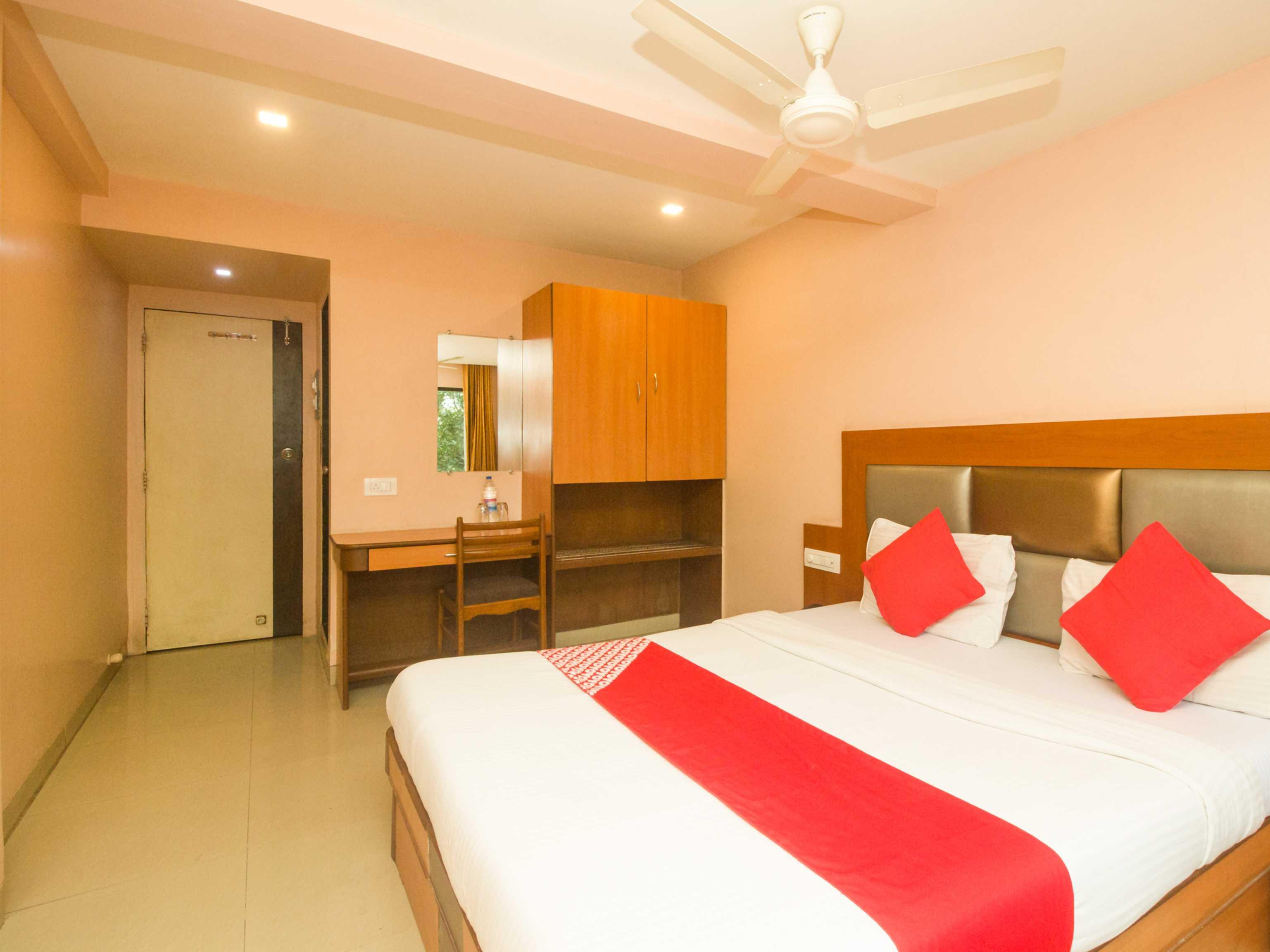 Oyo Hotel Sarovar Grand Kalamboli Esterno foto