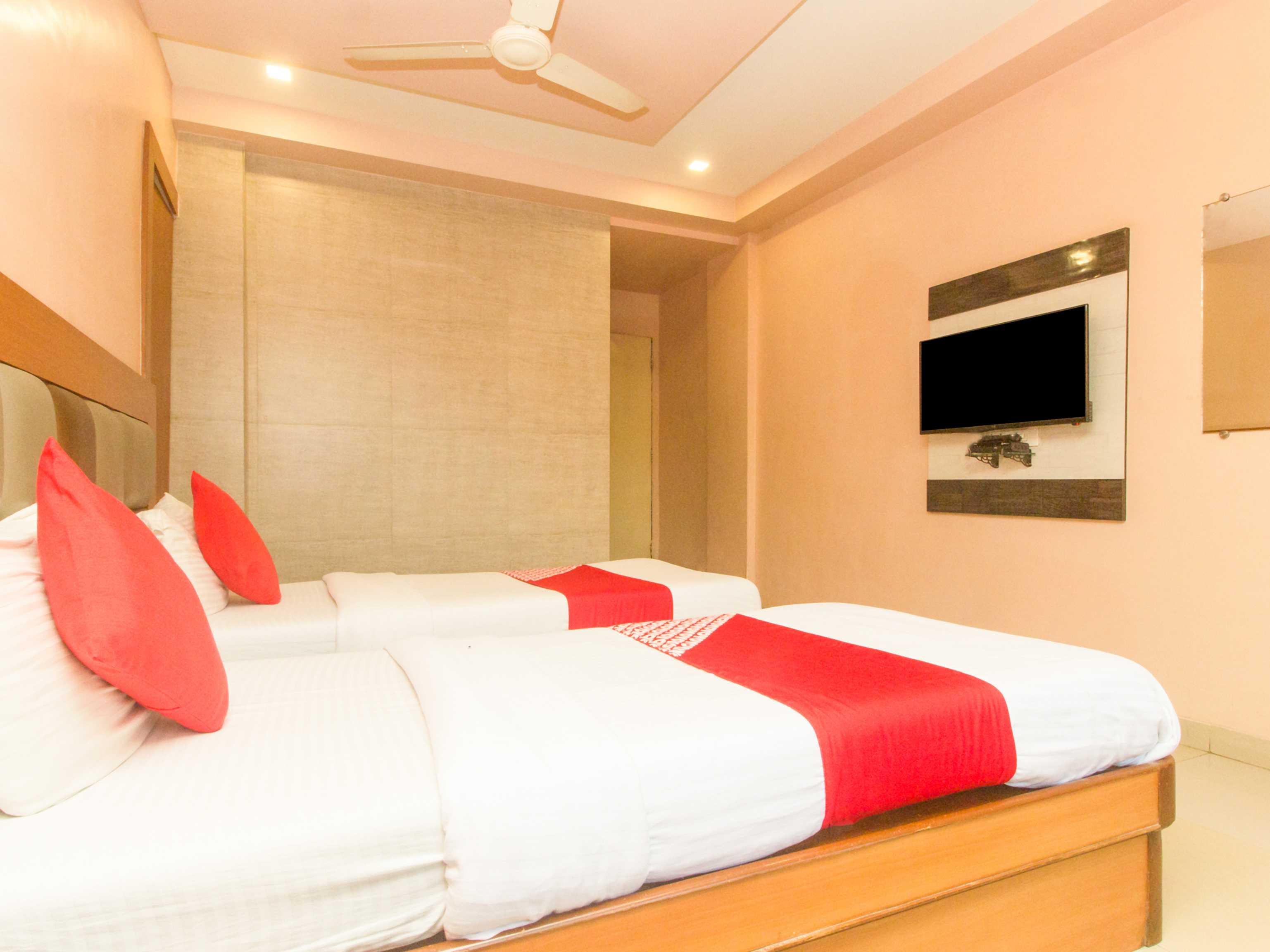 Oyo Hotel Sarovar Grand Kalamboli Esterno foto