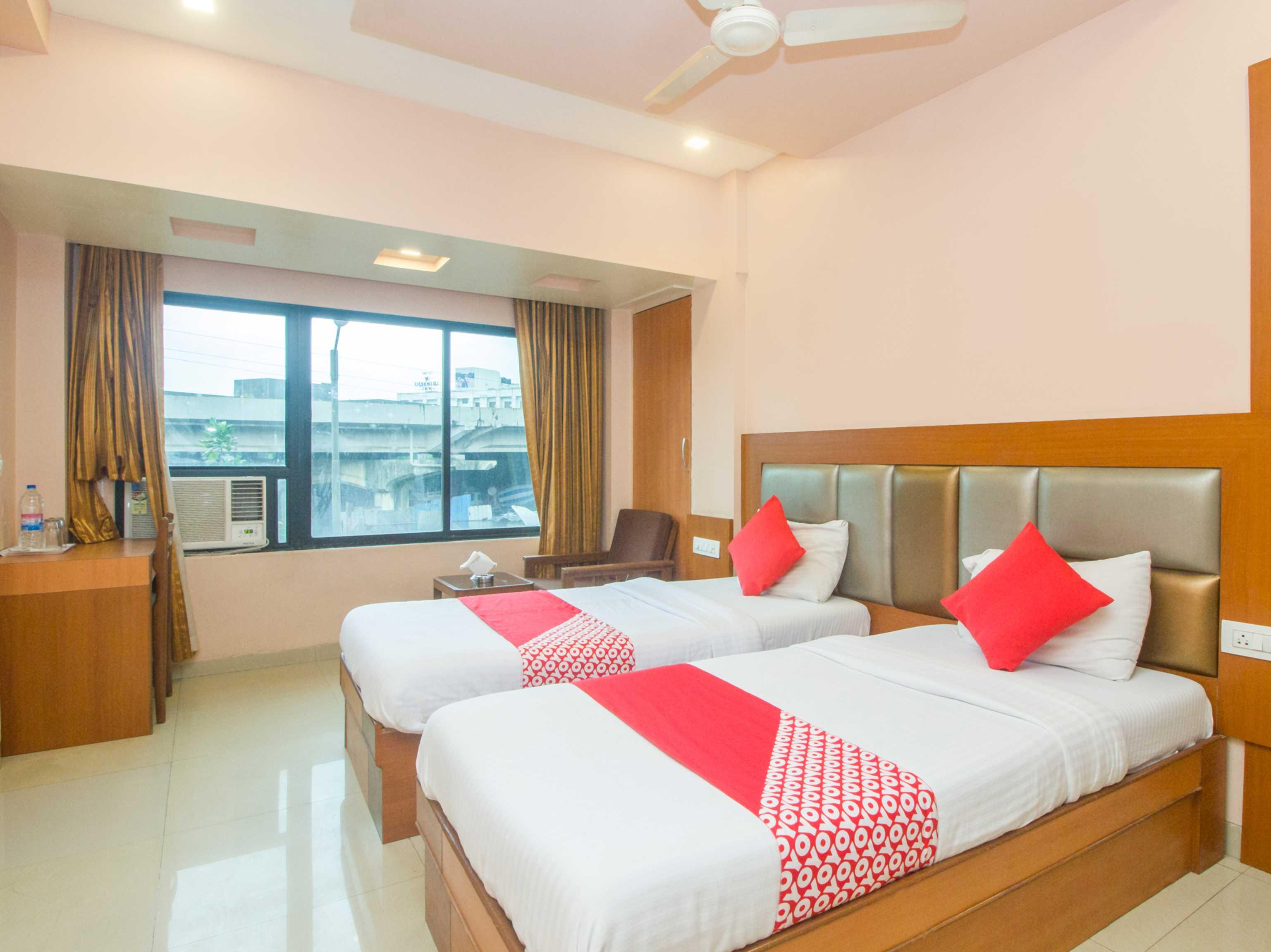 Oyo Hotel Sarovar Grand Kalamboli Esterno foto