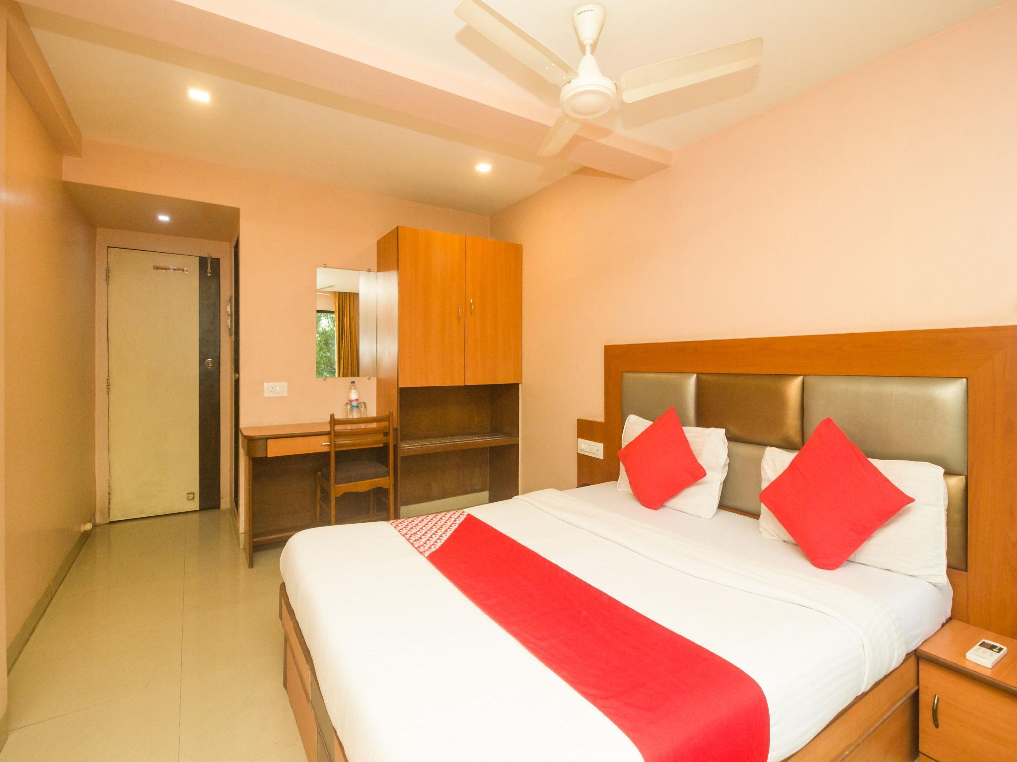 Oyo Hotel Sarovar Grand Kalamboli Esterno foto