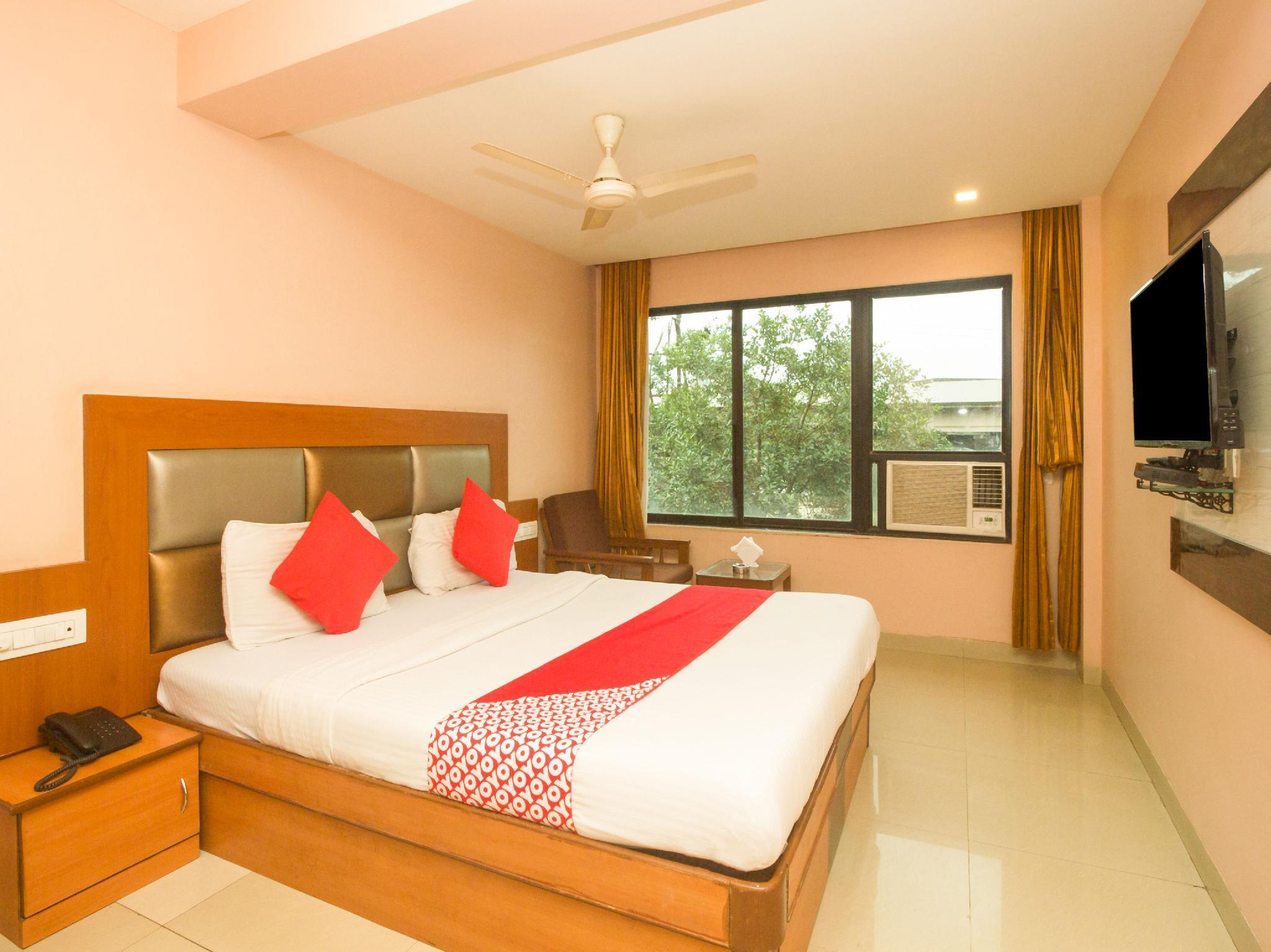 Oyo Hotel Sarovar Grand Kalamboli Esterno foto