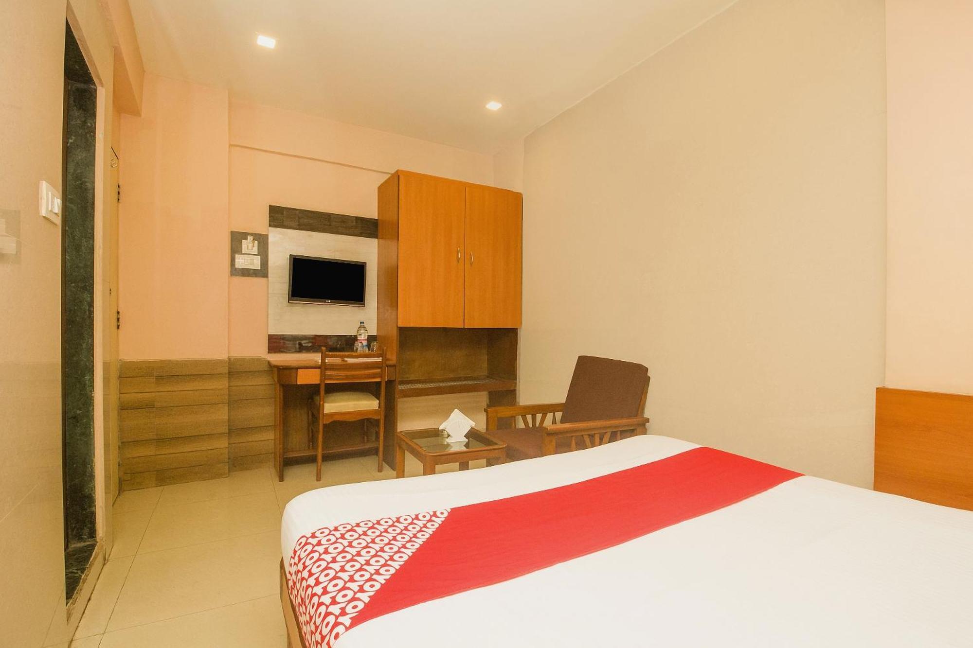 Oyo Hotel Sarovar Grand Kalamboli Esterno foto