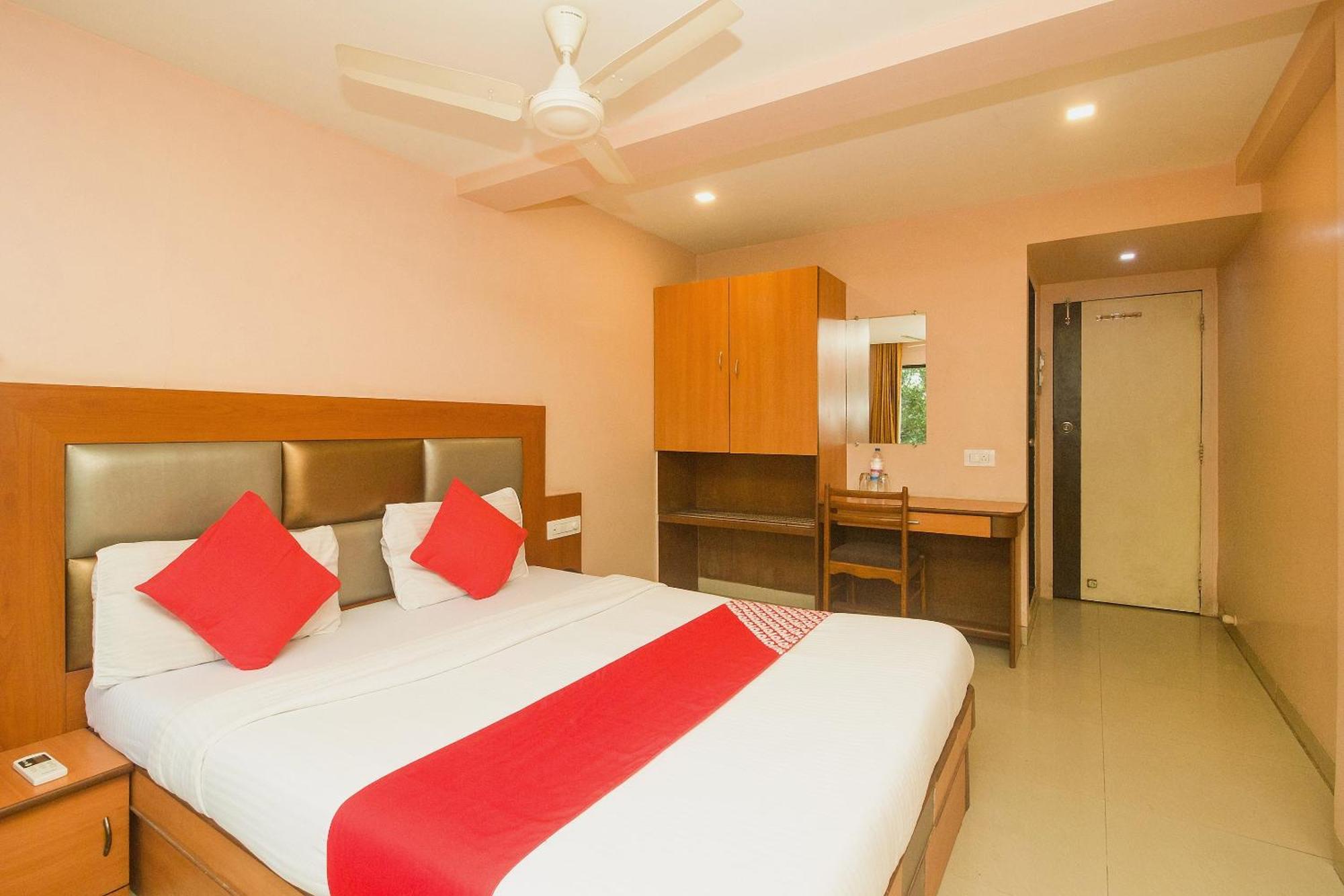 Oyo Hotel Sarovar Grand Kalamboli Esterno foto