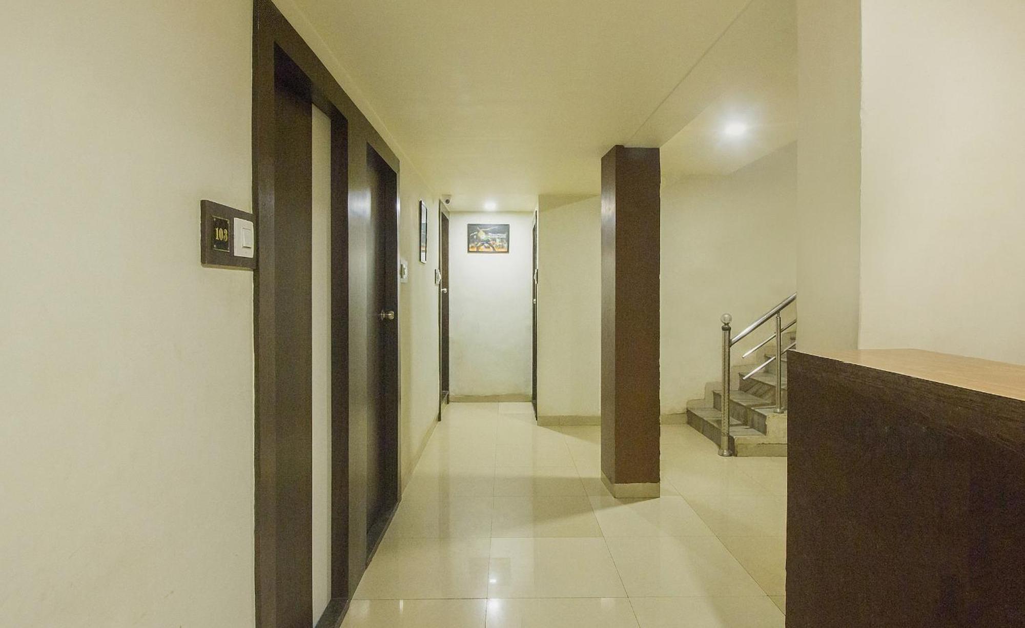 Oyo Hotel Sarovar Grand Kalamboli Esterno foto